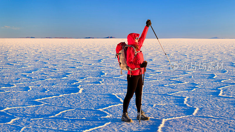 女游客站在乌尤尼Salar de Uyuni，高原玻利维亚